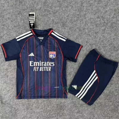 アイントラハト・フランクフルトホームユニフォーム2021/2022
